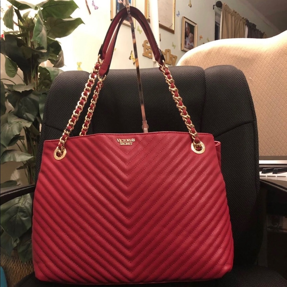 NWT VS Pebbled V-Quilt Shoulder Tote